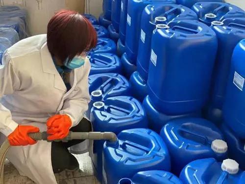 西海岸企业日产84消毒液原液30吨，全力支援抗疫物资保障